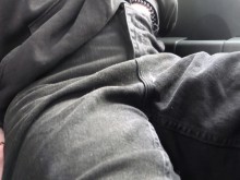 adolescente se pajea rapido y rapido en el auto