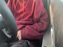 Needy ftm tiene un fuerte orgasmo en un estacionamiento concurrido