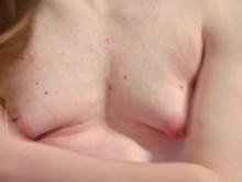 La chica llega al orgasmo tembloroso.