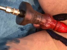 Tomando mis consoladores acostados boca abajo todavía en una jaula de castidad plana