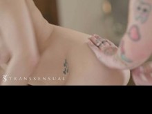 TRANSSENSUAL - Spencer Bradley le da a Jenna Gargles un masaje que se convierte en una conexión humeante