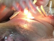 Adolescente FTM tortura el coño cachondo con cera caliente y pinzas para la ropa (VOCAL)