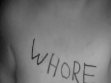 Un trans macho atándose en el banco y torturándose con un juguete.