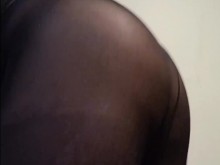 Sacudiendo mi gran culo en medias