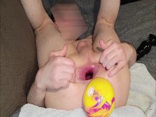 Inserción anal de gran esfera. GRANDES PEDOS HÚMEDOS