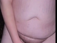 Transman masturbándose al aire libre y orinando en el suelo de la cocina