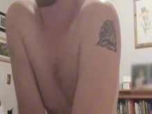 Chico trans caliente folla y muele encima de ti