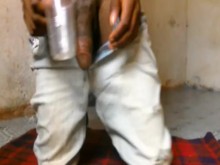 TRAVIESO TRANS ÉBANO ORINANDO EN UNA COPA