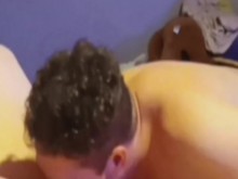 FTM transgénero le hace garganta profunda a la polla de papá