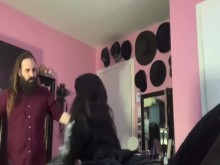 Puta trans gótica se folla a su compañera de cuarto (video completo en OF)