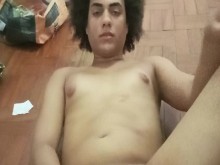 Chica trans haciendo twerking y enseñando el culo