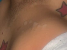 Jugando con mi polla mientras mi compañero de cuarto está en la habitación casi pilla una enorme corrida