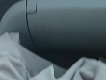 Tan cachonda que tuve que follarme el coño de mi chico en el auto.