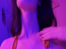 Chanel Noir engrasa las tetas y la polla antes de correrse