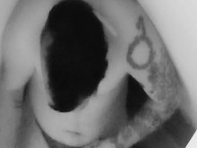 Kent Casey juega con su coño mientras espera el ccv parte 1