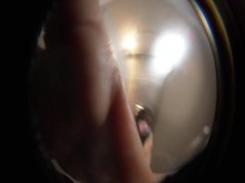 Se masturba en un baño publico