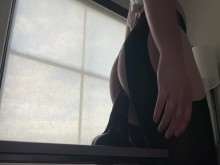 Luna se para sobre un consolador y se empala