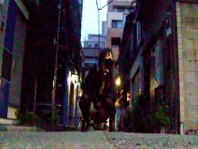 Orinar sin bragas en la ciudad temprano en la mañana es mi tendencia