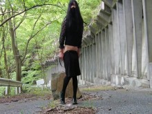 Eyaculación masturbatoria pervertida sin falda y micción lasciva en el bosque