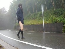 Honoka transgénero orinando abiertamente en el centro de la carretera.