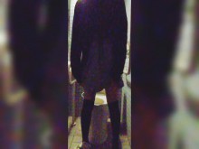 Crossdresser se filmó orinando en un baño público en medio de la noche.