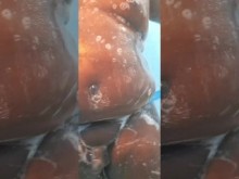 Black Sissy ducha su cuerpo gordo.