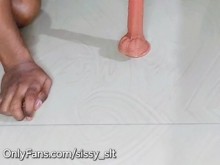 Caliente asiática siempre enjaulada sissy travesti follada