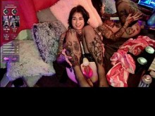 La chica T caliente estimula su cerebro con juguetes, parte 2