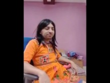 Travesti indio con un vestido tradicional bordado rojo.