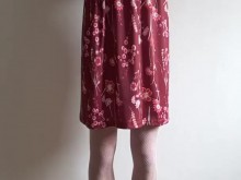 Sissy en jaula de castidad bajo falda larga