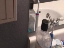 Cutie femboy hace pis en el baño