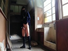 Juguete sexual transgénero Honoka masturbación en una escuela abandonada.