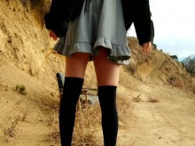 La transgénero Honoka no puede resistirse a orinar en las profundidades de una montaña en descomposición.