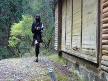 Pequeños y lindos servicios de exposición al aire libre transgénero orinando en una montaña