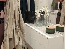 En el pasillo en lencería negra