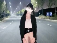 Ladyboy china se masturba y se corre en medio de la carretera