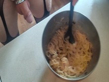 Cocina desnuda. Pasta carbonara.