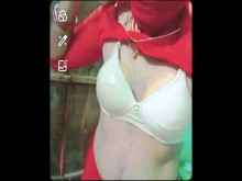 Videollamada xxx del crossdresser gay indio Gauri Sissy en sari rojo mostrando sus tetas y la tira del sujetador ????