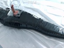 Femboy en catsuit y botas hasta el muslo auto momificada y bolas CBT torturan estimulación electrónica y semen