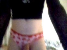 Chica emo juega con su polla dura