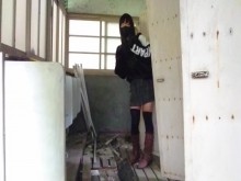 Falda rasgando a la pervertida Honoka en un baño abandonado