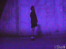 Crossdresser orina en un túnel en medio de la noche por miedo y exposición.