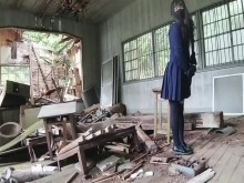 Una estudiante de secundaria travesti se quita las bragas y se expone al aire libre en una ruina.