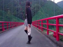 Honoka a quien le gusta exponerse al aire libre en medio de un puente.