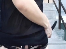 Crossdresser masturbándose públicamente en las escaleras