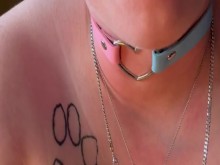 Cachorro cachondo se folla a sí mismo con un consolador squirting