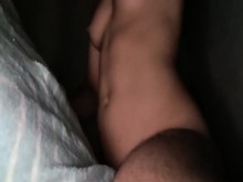 joven (ftm) se folla apasionadamente la almohada