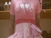 Mariquita con pañales monta un consolador y abre el pañal