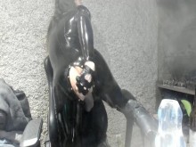 entrenamiento anal mariquita, muchos consoladores y una botella :p