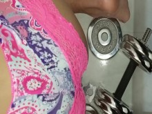 MASTURBACION CULO EN LENCERIA EN EL GYM, CASI ME PILLAN, SUMISA TRANS, PRIMER PLANO